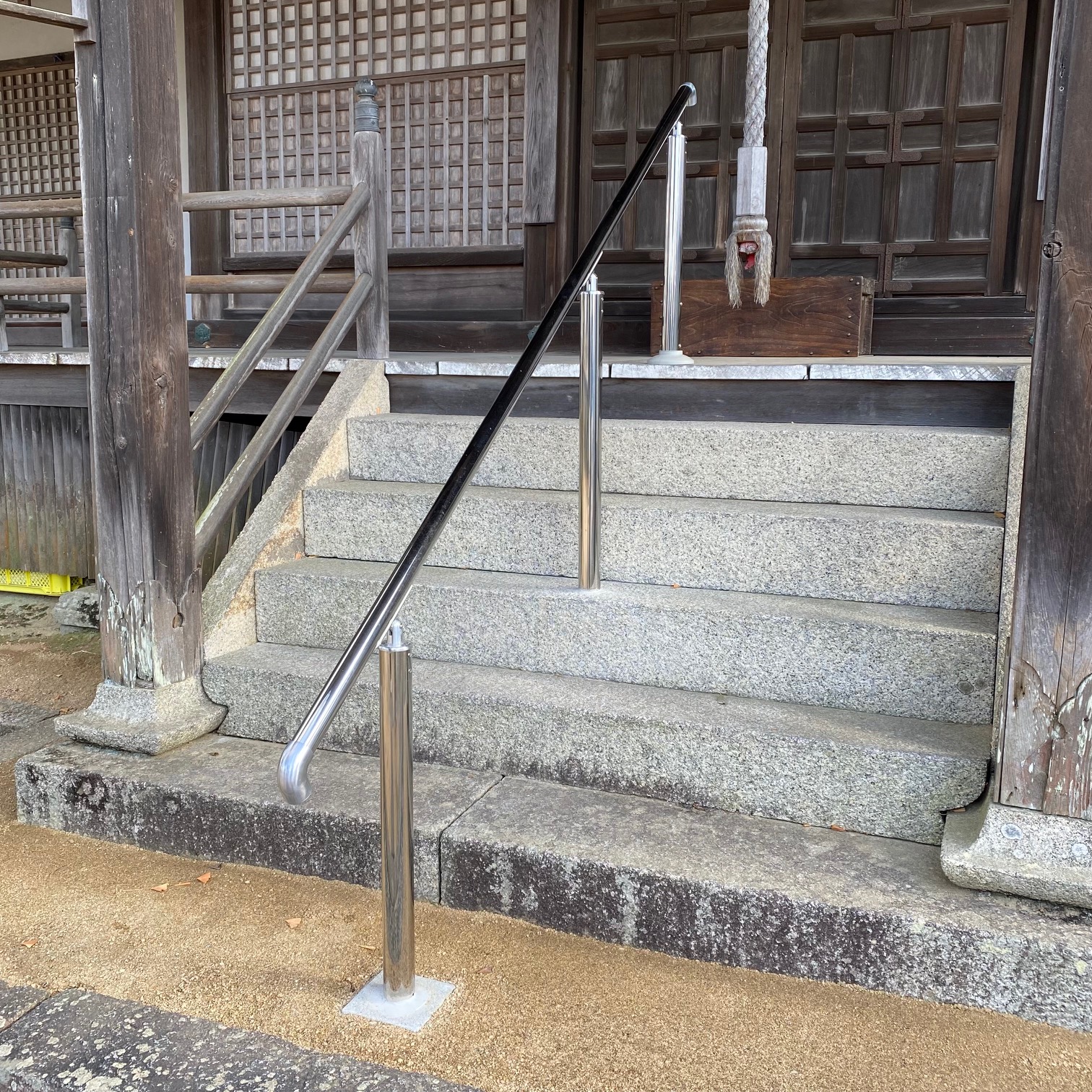 20250309 本堂に手すりがつきました2.jpg